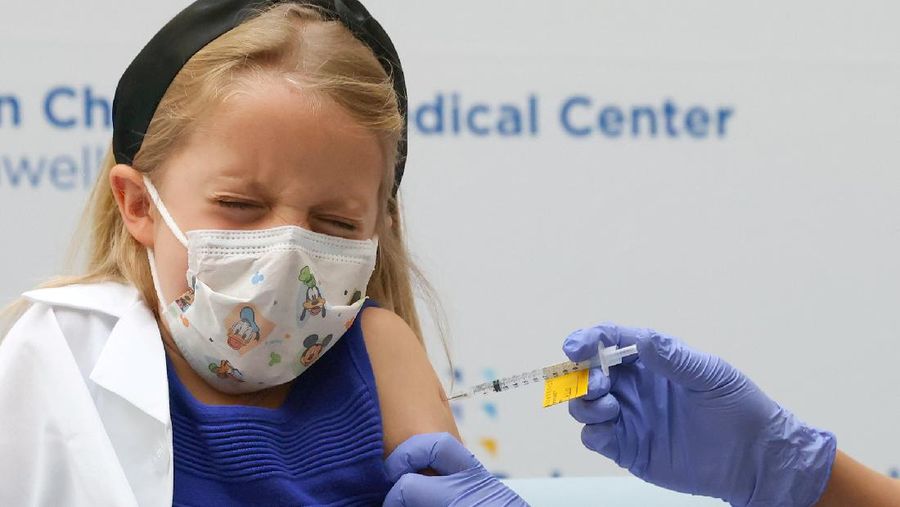 Nora Gossett, 7, reacts as she receives the Pfizer-BioNTech COVID-19 vaccine at Cohen Children's Medical Center as vaccines were approved for children aged 5-11, amid the coronavirus disease pandemic, in New Hyde Park, New York, U.S., November 4, 2021. REUTERS/Andrew Kelly     TPX IMAGES OF THE DAY