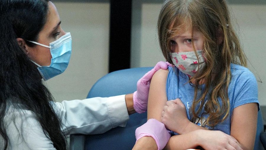 Dr. Sandra Hughes prepares to administer a first dose of the Pfizer-BioNTech coronavirus vaccine (COVID-19) to Elise Langevina, 6, in Storrs, Connecticut, U.S., November 3, 2021.  REUTERS/Michelle McLoughlin     TPX IMAGES OF THE DAY