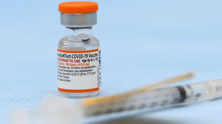 vaksin Pfizer-BioNTech COVID-19 untuk Anak di as A vial of the Pfizer-BioNTech COVID-19 vaccine approved for children aged 5-11 is seen displayed at Cohen Children's Medical Center, amid the coronavirus disease pandemic, in New Hyde Park, New York, U.S., November 4, 2021. REUTERS/Andrew Kelly