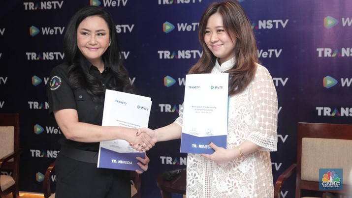 Direktur Utama Trans TV & Trans 7 Atiek Nur Wahyuni (kiri) dan Lesley Simpson selaku Country Head WeTV & ifiix Indonesia