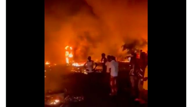 燃料タンカートラックが爆発炎上、147人死亡