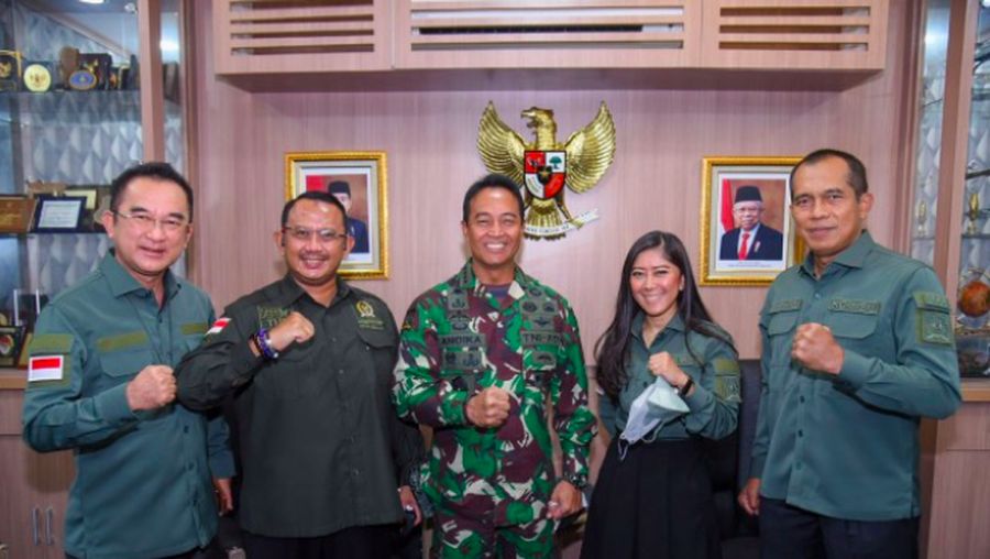 Wakil Ketua Komisi I DPR RI Abdul Kharis Almasyhari (kanan) foto bersama calon Panglima TNI Jenderal Andika Perkasa sebelum RDPU, di Ruang Rapat Komisi I DPR RI, Gedung Nusantara II, Senayan, Jakarta, Sabtu (6/11/2021). Foto: Geraldi/Man/dok DPR.go.id