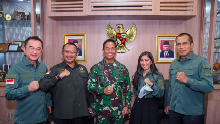 Wakil Ketua Komisi I DPR RI Abdul Kharis Almasyhari (kanan) foto bersama calon Panglima TNI Jenderal Andika Perkasa sebelum RDPU, di Ruang Rapat Komisi I DPR RI, Gedung Nusantara II, Senayan, Jakarta, Sabtu (6/11/2021). Foto: Geraldi/Man/dok DPR.go.id Wakil Ketua Komisi I DPR RI Abdul Kharis Almasyhari (kanan) foto bersama calon Panglima TNI Jenderal Andika Perkasa sebelum RDPU, di Ruang Rapat Komisi I DPR RI, Gedung Nusantara II, Senayan, Jakarta, Sabtu (6/11/2021). Foto: Geraldi/Man/dok DPR.go.id