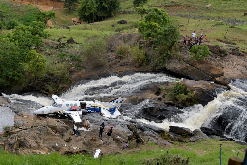 BRAZIL-CRASH/ The wreckage of a small airplane that crashed with Brazilian country singer Marilia Mendonca on board, is seen near a waterfall area in Piedade de Caratinga, state of Minas Gerais, Brazil, November 6, 2021. REUTERS/Washington Alves