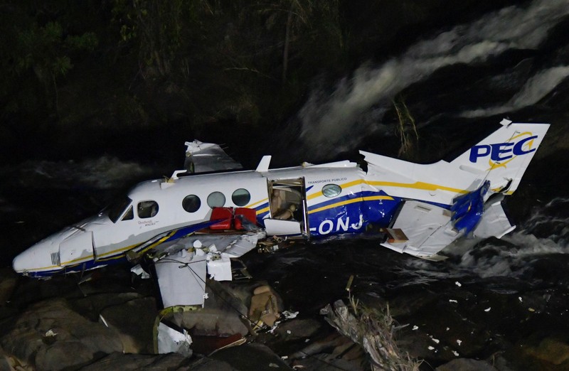 BRAZIL-CRASH/ The wreckage of a small airplane that crashed with Brazilian country singer Marilia Mendonca on board, is seen near a waterfall area in Piedade de Caratinga, state of Minas Gerais, Brazil, November 6, 2021. REUTERS/Washington Alves