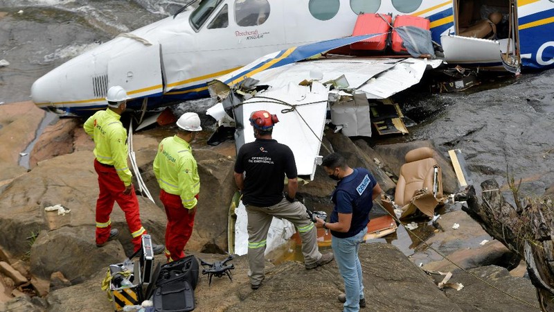 The wreckage of a small airplane that crashed with Brazilian country singer Marilia Mendonca on board, is seen near a waterfall area in Piedade de Caratinga, state of Minas Gerais, Brazil, November 6, 2021. REUTERS/Washington Alves