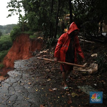 Diguyur Hujan Deras, Tanah longsor di Kawasan Depok