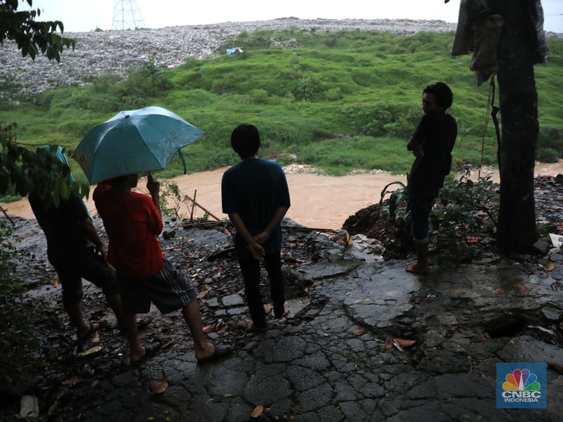Longsor di Pasir Putih Depok, Jawa Barat (CNBC Indonesia/Muhammad Sabki) Longsor di Pasir Putih Depok, Jawa Barat (CNBC Indonesia/Muhammad Sabki)
