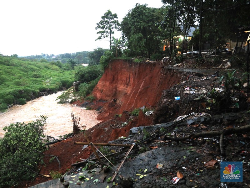 Longsor di Pasir Putih Depok, Jawa Barat (CNBC Indonesia/Muhammad Sabki) Longsor di Pasir Putih Depok, Jawa Barat (CNBC Indonesia/Muhammad Sabki)
