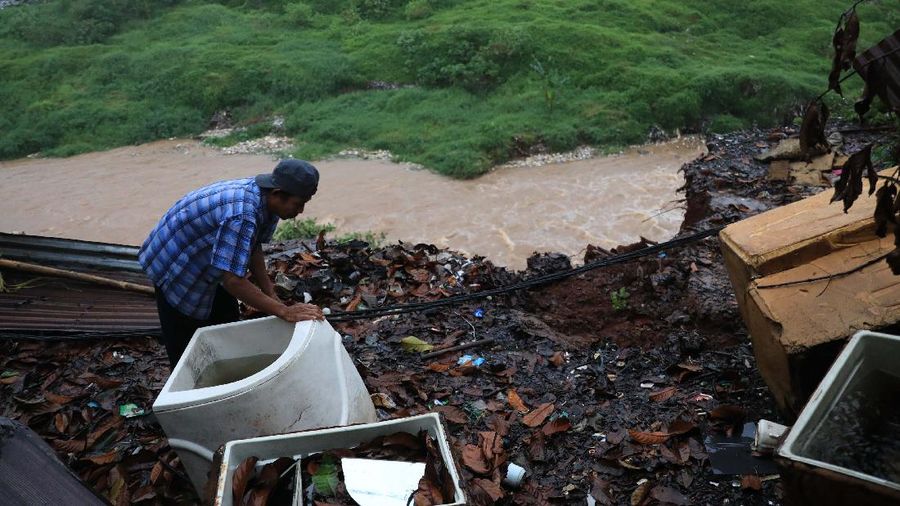 Longsor di Pasir Putih Depok, Jawa Barat (CNBC Indonesia/Muhammad Sabki)