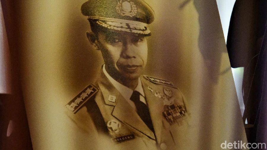 Jenderal (Purn) Hoegeng Iman Santoso selama hidupnya dikenal sebagai Kapolri yang berintegritas. Hoegeng juga memiliki sisi lain yang gemar melukis dan bermusik