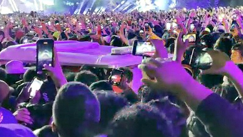 Ambulance is seen in the crowd during rap star Travis Scott's Astroworld festival in Houston, Texas, U.S., in this still image from social media video November 5, 2021.   TWITTER @anthony_t8/via REUTERS  ATTENTION EDITORS - THIS IMAGE HAS BEEN SUPPLIED BY A THIRD PARTY. MANDATORY CREDIT