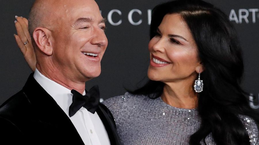 Amazon founder Jeff Bezos and Lauren Sanchez pose at the LACMA Art+Film Gala in Los Angeles, California, U.S. November 6, 2021. REUTERS/Mario Anzuoni