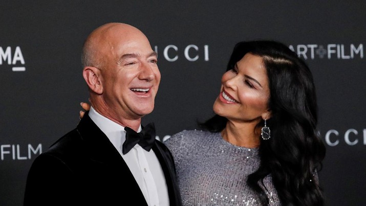 Amazon founder Jeff Bezos and Lauren Sanchez pose at the LACMA Art+Film Gala in Los Angeles, California, U.S. November 6, 2021. REUTERS/Mario Anzuoni