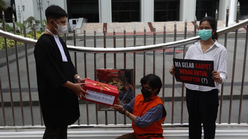 Aksi Treatrikal  di Depan Mahkamah Agung. (CNBC Indonesia/Andrean Kristianto)