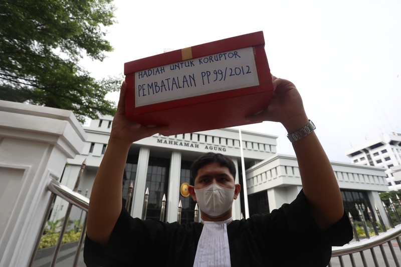 Aksi Treatrikal  di Depan Mahkamah Agung. (CNBC Indonesia/Andrean Kristianto)