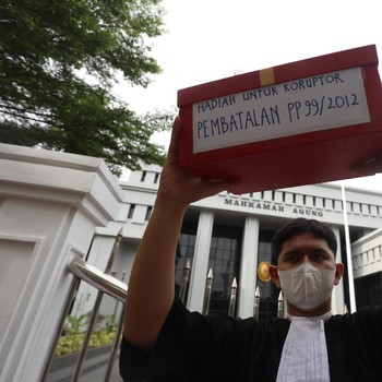 Teatrikal ICW Kritik MA Soal PP Pengetatan Remisi Koruptor
