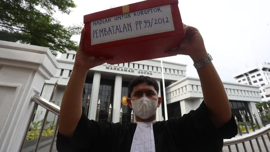 Aksi Treatrikal  di Depan Mahkamah Agung. (CNBC Indonesia/Andrean Kristianto)