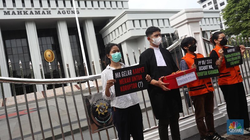Aksi Treatrikal  di Depan Mahkamah Agung. (CNBC Indonesia/Andrean Kristianto)
