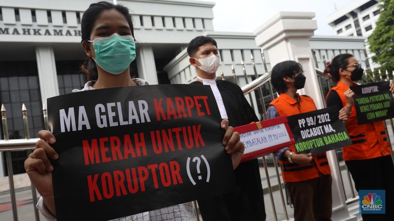 Aksi Treatrikal  di Depan Mahkamah Agung. (CNBC Indonesia/Andrean Kristianto)