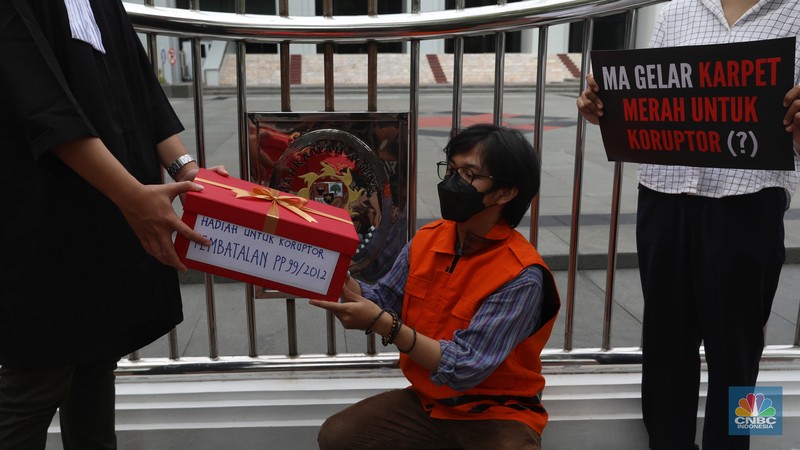 Aksi Treatrikal  di Depan Mahkamah Agung. (CNBC Indonesia/Andrean Kristianto)