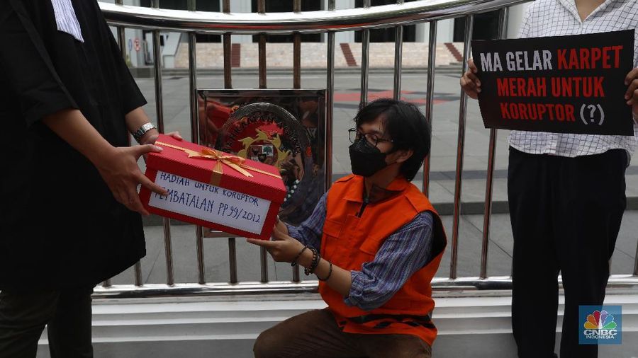 Aksi Treatrikal  di Depan Mahkamah Agung. (CNBC Indonesia/Andrean Kristianto)