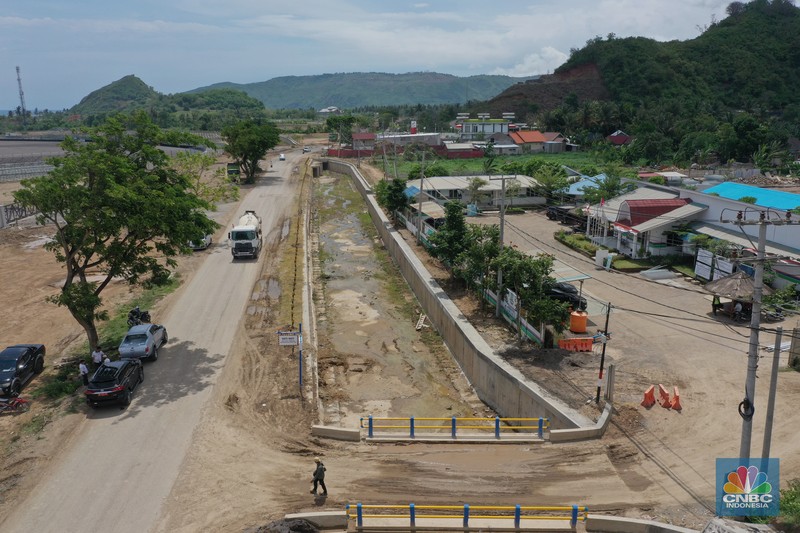 Foto udara Kementerian PUPR melalui Direktorat Jenderal Sumber Daya Air (SDA) hampir merampungkan drainase pengendali banjir di Kawasan Ekonomi Khusus (KEK) Mandalika, Nusa Tenggara Barat (NTB). (CNBC Indonesia/Tri Susilo) Foto udara Kementerian PUPR melalui Direktorat Jenderal Sumber Daya Air (SDA) hampir merampungkan drainase pengendali banjir di Kawasan Ekonomi Khusus (KEK) Mandalika, Nusa Tenggara Barat (NTB). (CNBC Indonesia/Tri Susilo)