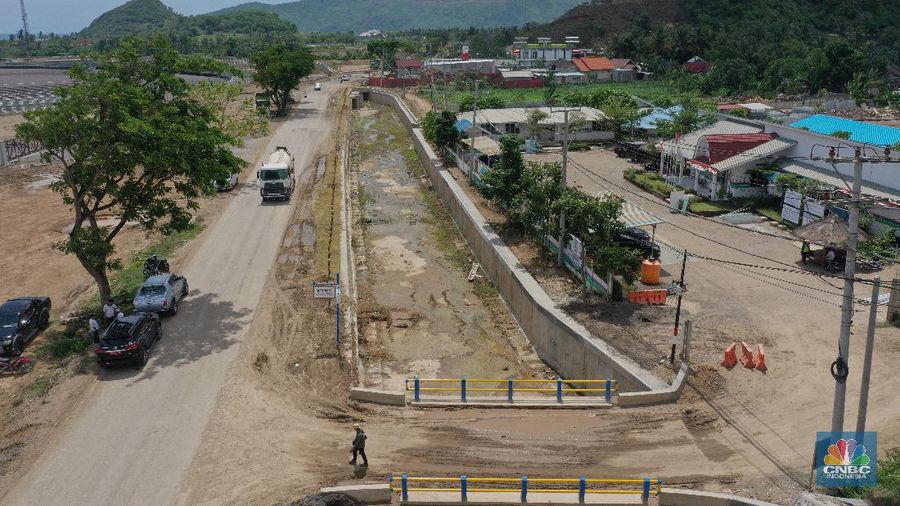 Foto udara Kementerian PUPR melalui Direktorat Jenderal Sumber Daya Air (SDA) hampir merampungkan drainase pengendali banjir di Kawasan Ekonomi Khusus (KEK) Mandalika, Nusa Tenggara Barat (NTB). (CNBC Indonesia/Tri Susilo)