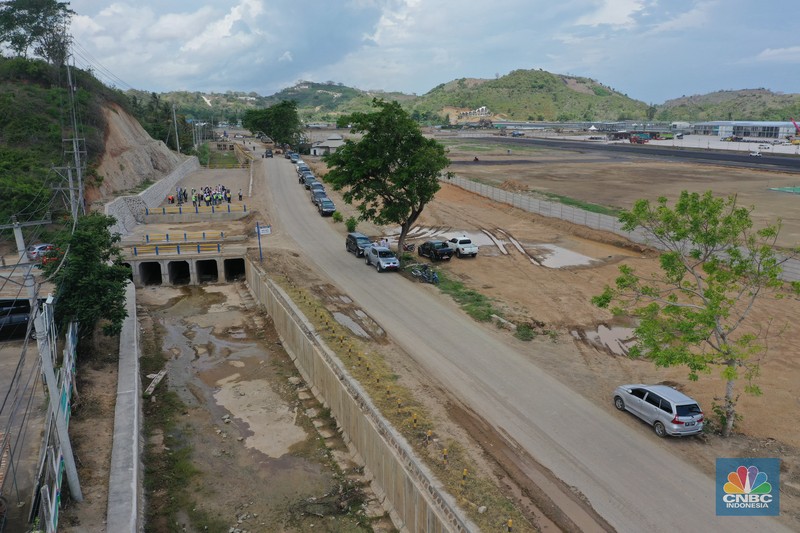 Foto udara Kementerian PUPR melalui Direktorat Jenderal Sumber Daya Air (SDA) hampir merampungkan drainase pengendali banjir di Kawasan Ekonomi Khusus (KEK) Mandalika, Nusa Tenggara Barat (NTB). (CNBC Indonesia/Tri Susilo) Foto udara Kementerian PUPR melalui Direktorat Jenderal Sumber Daya Air (SDA) hampir merampungkan drainase pengendali banjir di Kawasan Ekonomi Khusus (KEK) Mandalika, Nusa Tenggara Barat (NTB). (CNBC Indonesia/Tri Susilo)