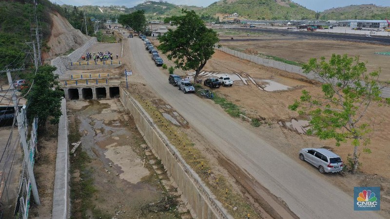 Foto udara Kementerian PUPR melalui Direktorat Jenderal Sumber Daya Air (SDA) hampir merampungkan drainase pengendali banjir di Kawasan Ekonomi Khusus (KEK) Mandalika, Nusa Tenggara Barat (NTB). (CNBC Indonesia/Tri Susilo)
