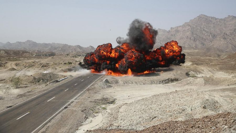 Iran memulai latihan militer tahunan di area pesisir Teluk Oman, Minggu, 7 November 2021. (via REUTERS/WANA NEWS AGENCY)