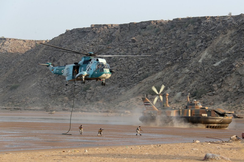 Iran memulai latihan militer tahunan di area pesisir Teluk Oman, Minggu, 7 November 2021. (via REUTERS/WANA NEWS AGENCY) Iran memulai latihan militer tahunan di area pesisir Teluk Oman, Minggu, 7 November 2021. (via REUTERS/WANA NEWS AGENCY)