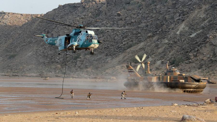Iran memulai latihan militer tahunan di area pesisir Teluk Oman, Minggu, 7 November 2021. (via REUTERS/WANA NEWS AGENCY)