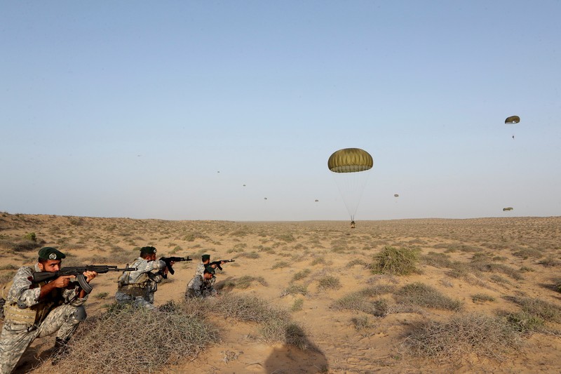 Iran memulai latihan militer tahunan di area pesisir Teluk Oman, Minggu, 7 November 2021. (via REUTERS/WANA NEWS AGENCY) Iran memulai latihan militer tahunan di area pesisir Teluk Oman, Minggu, 7 November 2021. (via REUTERS/WANA NEWS AGENCY)
