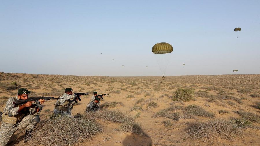 Iran memulai latihan militer tahunan di area pesisir Teluk Oman, Minggu, 7 November 2021. (via REUTERS/WANA NEWS AGENCY)