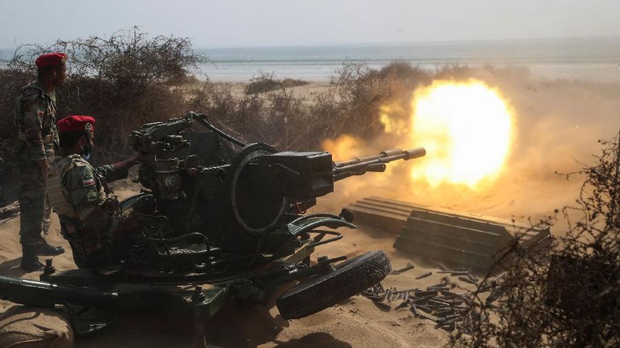 Iran memulai latihan militer tahunan di area pesisir Teluk Oman, Minggu, 7 November 2021. (via REUTERS/WANA NEWS AGENCY)