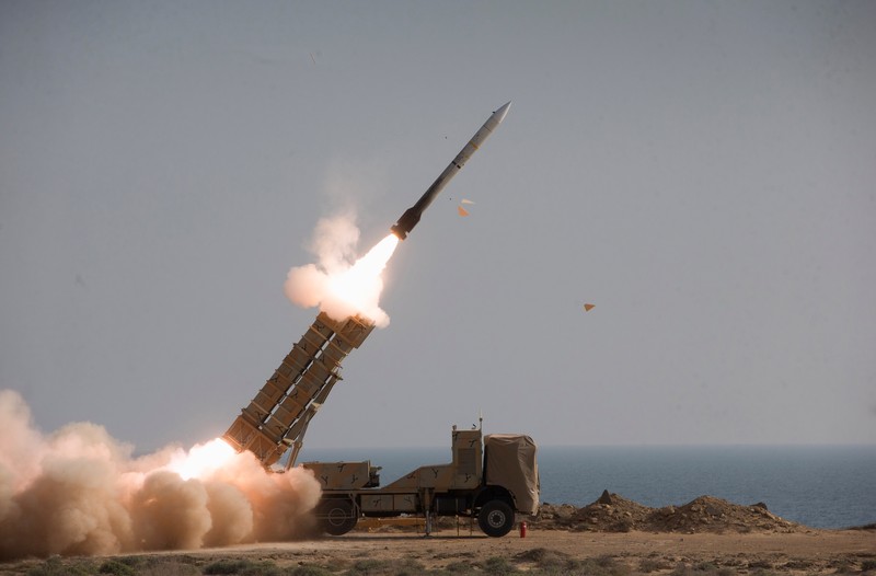 Iran memulai latihan militer tahunan di area pesisir Teluk Oman, Minggu, 7 November 2021. (via REUTERS/WANA NEWS AGENCY)