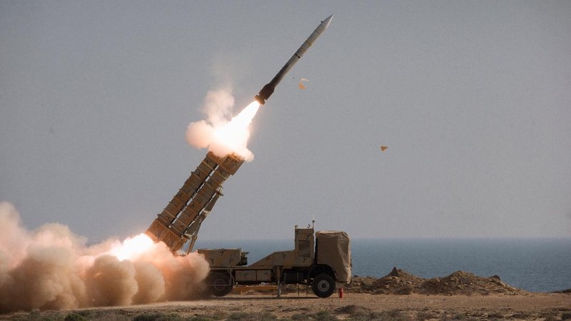 Iran memulai latihan militer tahunan di area pesisir Teluk Oman, Minggu, 7 November 2021. (via REUTERS/WANA NEWS AGENCY)