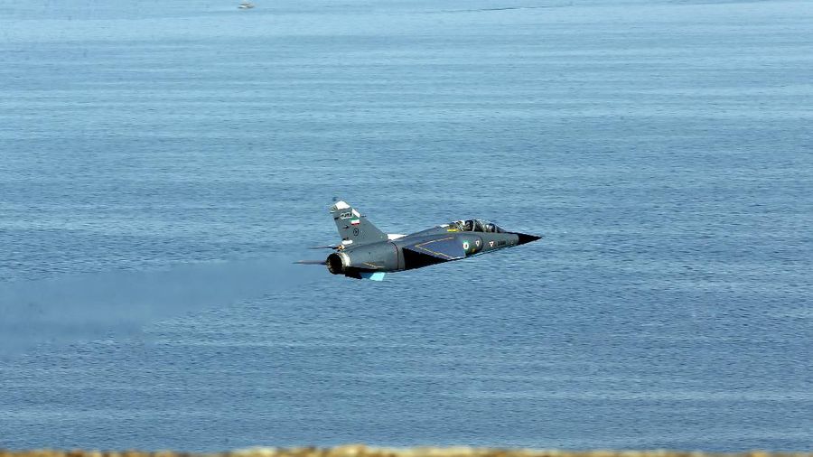 Iran memulai latihan militer tahunan di area pesisir Teluk Oman, Minggu, 7 November 2021. (via REUTERS/WANA NEWS AGENCY)