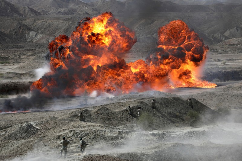 Iran memulai latihan militer tahunan di area pesisir Teluk Oman, Minggu, 7 November 2021. (via REUTERS/WANA NEWS AGENCY)