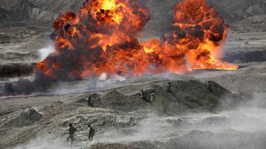 Iran memulai latihan militer tahunan di area pesisir Teluk Oman, Minggu, 7 November 2021. (via REUTERS/WANA NEWS AGENCY)