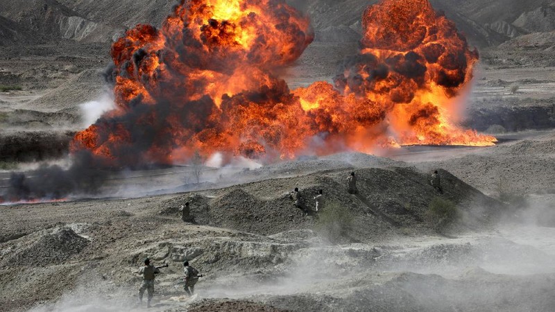 Iran memulai latihan militer tahunan di area pesisir Teluk Oman, Minggu, 7 November 2021. (via REUTERS/WANA NEWS AGENCY)