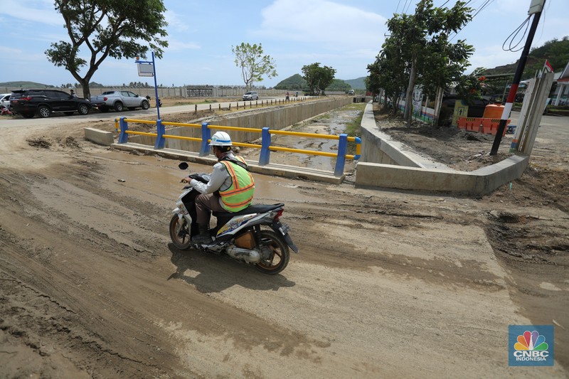 Foto udara Kementerian PUPR melalui Direktorat Jenderal Sumber Daya Air (SDA) hampir merampungkan drainase pengendali banjir di Kawasan Ekonomi Khusus (KEK) Mandalika, Nusa Tenggara Barat (NTB). (CNBC Indonesia/Tri Susilo) Foto udara Kementerian PUPR melalui Direktorat Jenderal Sumber Daya Air (SDA) hampir merampungkan drainase pengendali banjir di Kawasan Ekonomi Khusus (KEK) Mandalika, Nusa Tenggara Barat (NTB). (CNBC Indonesia/Tri Susilo)