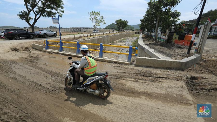 Foto udara Kementerian PUPR melalui Direktorat Jenderal Sumber Daya Air (SDA) hampir merampungkan drainase pengendali banjir di Kawasan Ekonomi Khusus (KEK) Mandalika, Nusa Tenggara Barat (NTB). (CNBC Indonesia/Tri Susilo)