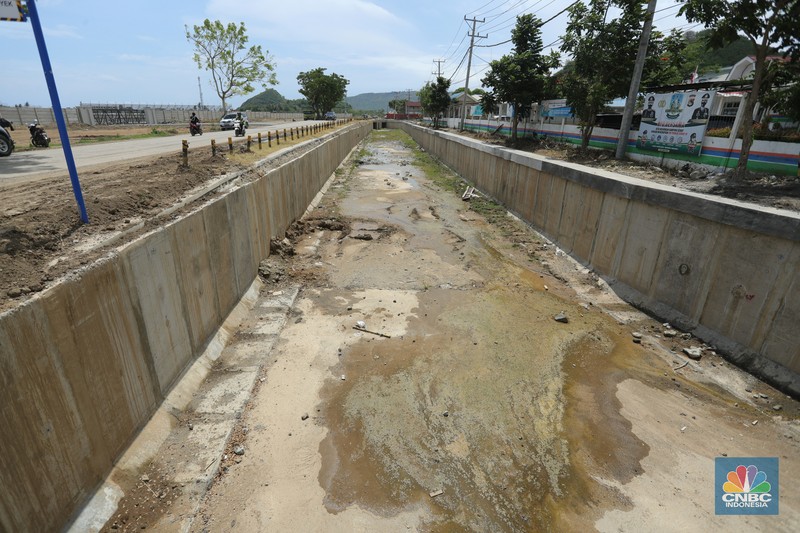 Foto udara Kementerian PUPR melalui Direktorat Jenderal Sumber Daya Air (SDA) hampir merampungkan drainase pengendali banjir di Kawasan Ekonomi Khusus (KEK) Mandalika, Nusa Tenggara Barat (NTB). (CNBC Indonesia/Tri Susilo) Foto udara Kementerian PUPR melalui Direktorat Jenderal Sumber Daya Air (SDA) hampir merampungkan drainase pengendali banjir di Kawasan Ekonomi Khusus (KEK) Mandalika, Nusa Tenggara Barat (NTB). (CNBC Indonesia/Tri Susilo)