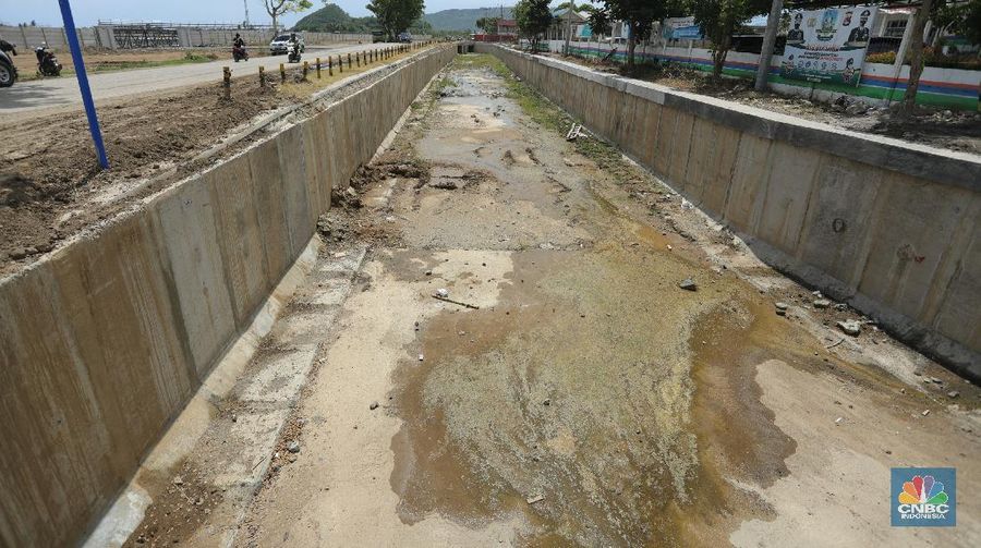 Foto udara Kementerian PUPR melalui Direktorat Jenderal Sumber Daya Air (SDA) hampir merampungkan drainase pengendali banjir di Kawasan Ekonomi Khusus (KEK) Mandalika, Nusa Tenggara Barat (NTB). (CNBC Indonesia/Tri Susilo)
