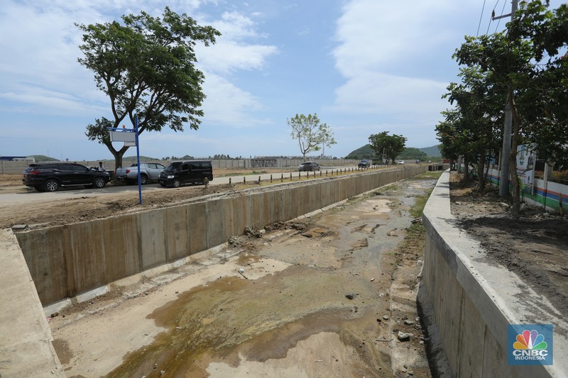 Foto udara Kementerian PUPR melalui Direktorat Jenderal Sumber Daya Air (SDA) hampir merampungkan drainase pengendali banjir di Kawasan Ekonomi Khusus (KEK) Mandalika, Nusa Tenggara Barat (NTB). (CNBC Indonesia/Tri Susilo) Foto udara Kementerian PUPR melalui Direktorat Jenderal Sumber Daya Air (SDA) hampir merampungkan drainase pengendali banjir di Kawasan Ekonomi Khusus (KEK) Mandalika, Nusa Tenggara Barat (NTB). (CNBC Indonesia/Tri Susilo)