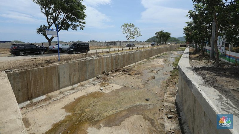 Foto udara Kementerian PUPR melalui Direktorat Jenderal Sumber Daya Air (SDA) hampir merampungkan drainase pengendali banjir di Kawasan Ekonomi Khusus (KEK) Mandalika, Nusa Tenggara Barat (NTB). (CNBC Indonesia/Tri Susilo)