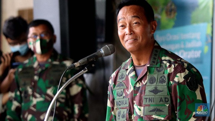 Kepala Staf Angkatan Darat (KSAD), Jenderal Andika Perkasa akan menjalani uji kelayakan dan kepatutan (fit and proper test) sebagai calon Panglima TNI di DPR hari ini, Sabtu (6/11). Andika bakal menggantikan Marsekal Hadi Tjahjanto, yang pensiun bulan ini. (CNBC Indonesia/Muhammad Sabki) Kepala Staf Angkatan Darat (KSAD), Jenderal Andika Perkasa akan menjalani uji kelayakan dan kepatutan (fit and proper test) sebagai calon Panglima TNI di DPR hari ini, Sabtu (6/11). Andika bakal menggantikan Marsekal Hadi Tjahjanto, yang pensiun bulan ini. (CNBC Indonesia/Muhammad Sabki)
