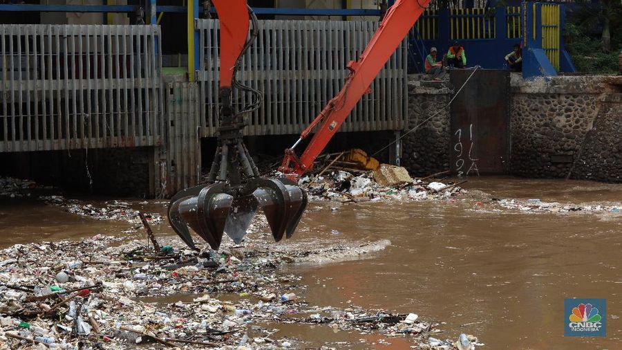 Pintu Air Manggarai Kedatangan Sampah (վ/Andrean Kristianto)